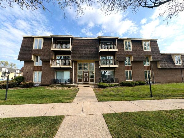 5721 W 103rd Street , Unit 204, Oak Lawn, IL 60453