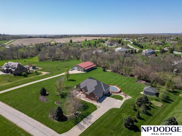 7657 Saddle Drive, Papillion, NE 68046