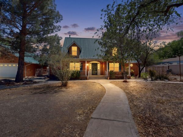 1512 Los Arboles Avenue NW, Albuquerque, NM 87107