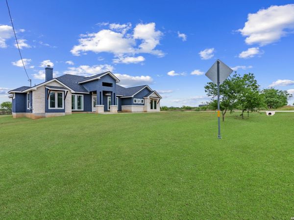 9991 CROW LN, Adkins, TX 78101