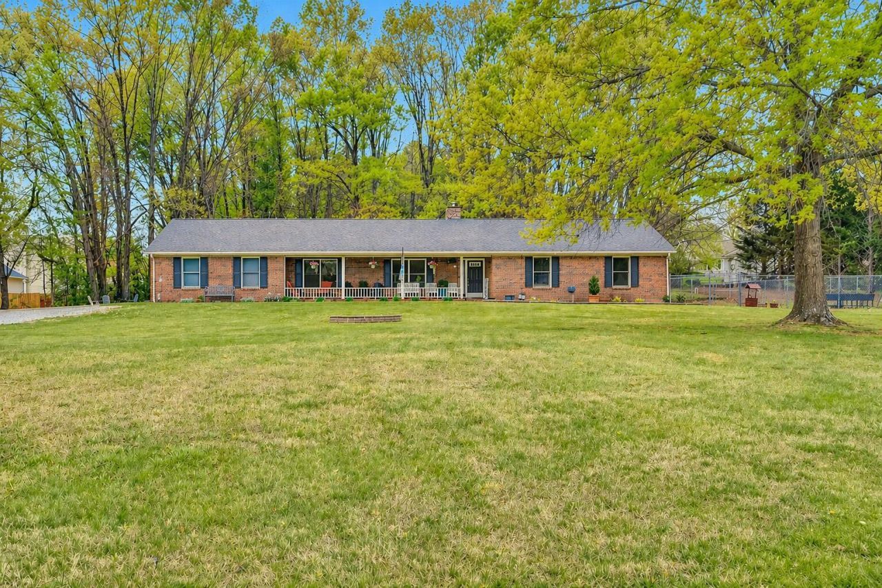 8102 Otterview Dr, Roanoke, VA 24019 Main Photo