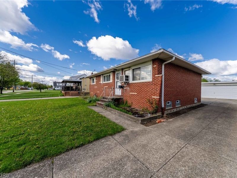 5884 Michael Drive , Brook Park, OH 44142 Photo 3