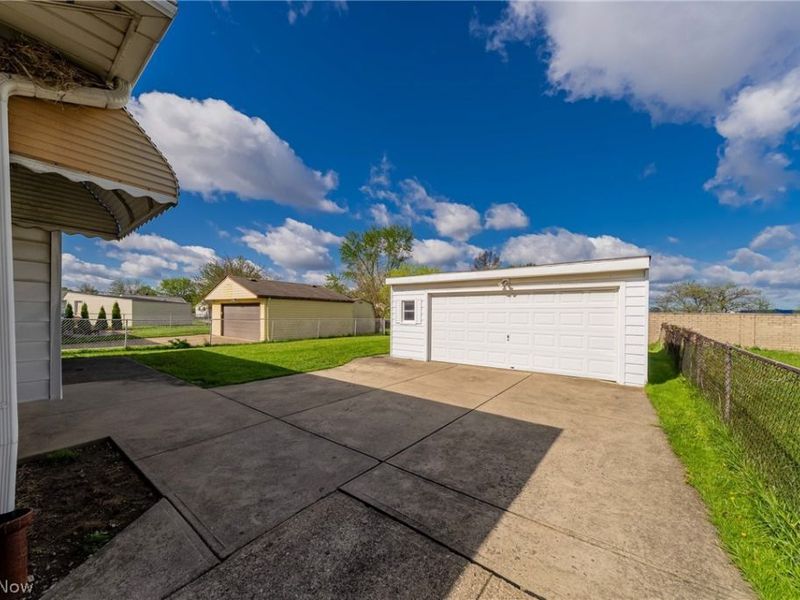 5884 Michael Drive , Brook Park, OH 44142 Photo 31