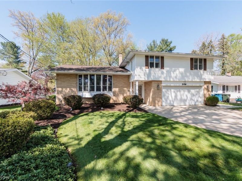 5058 Berkshire Drive, North Olmsted, OH 44070 Photo 2