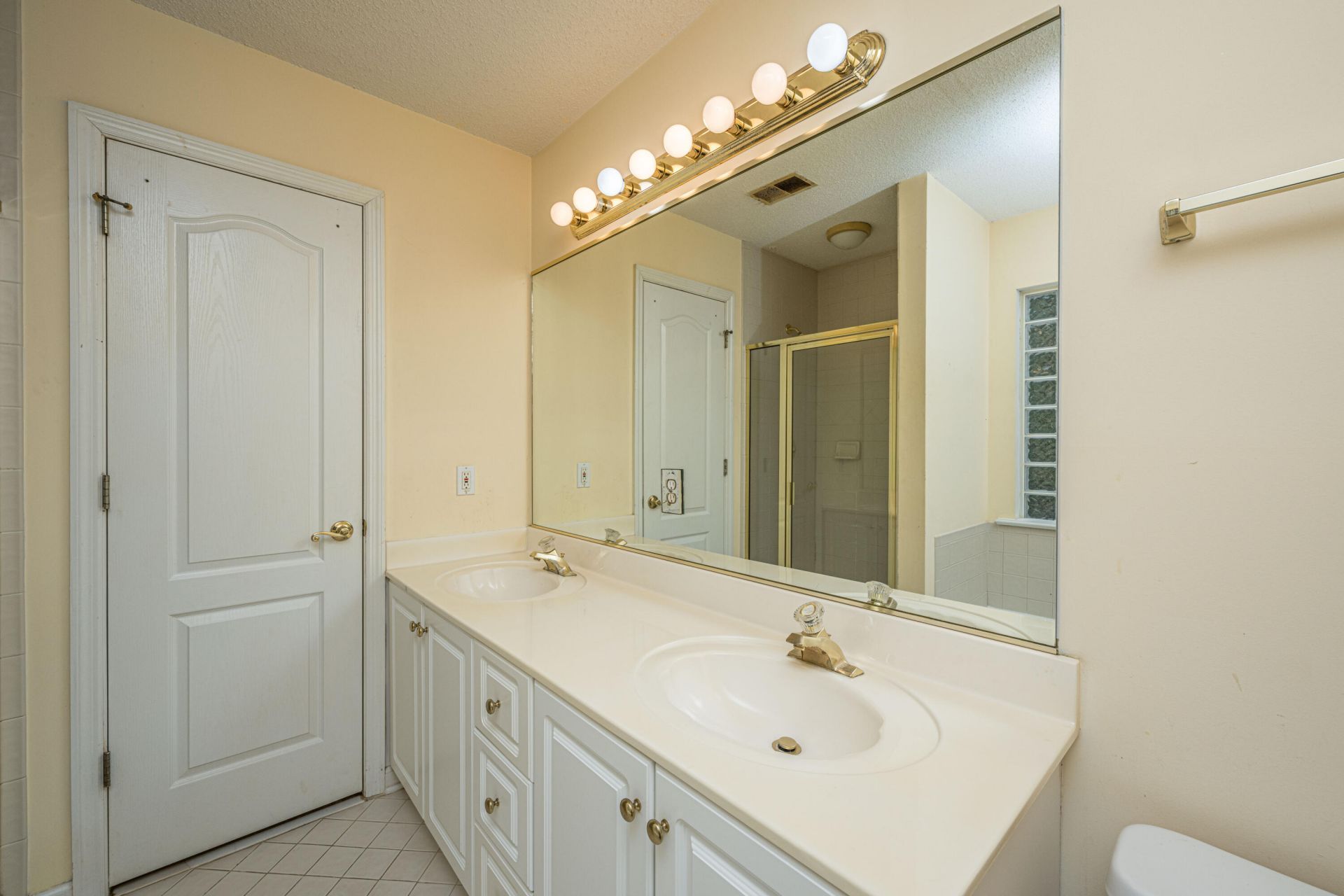 2 Latham Circle Photo 10