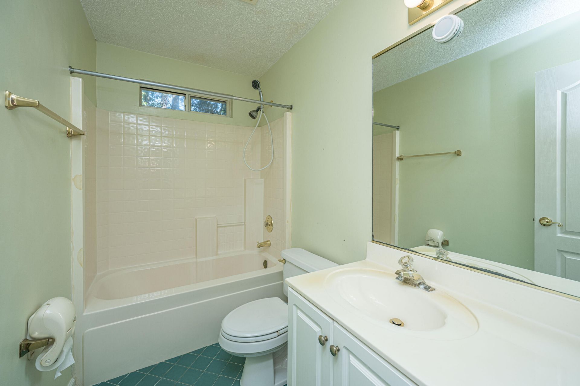 2 Latham Circle Photo 16