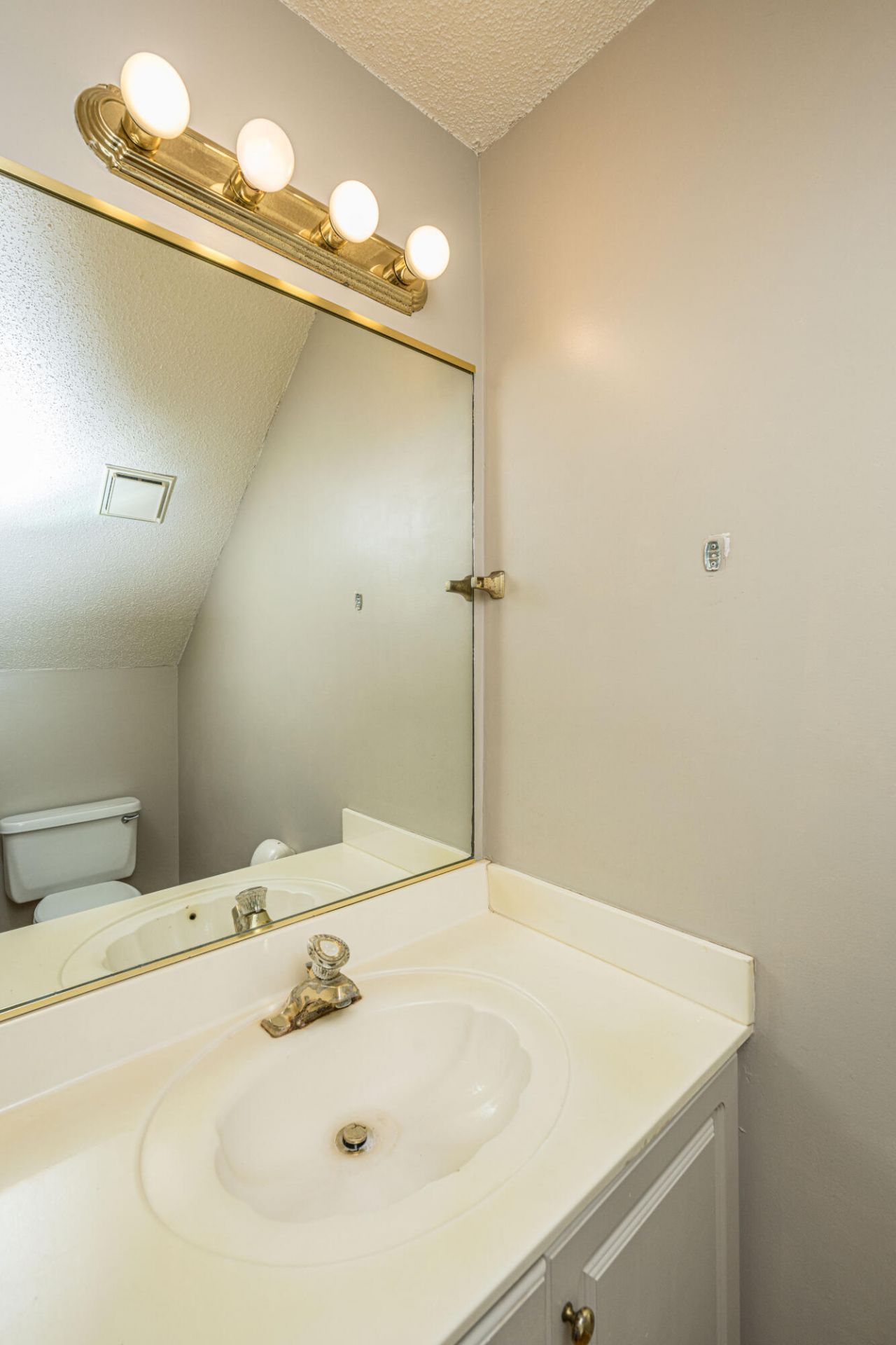 2 Latham Circle Photo 27