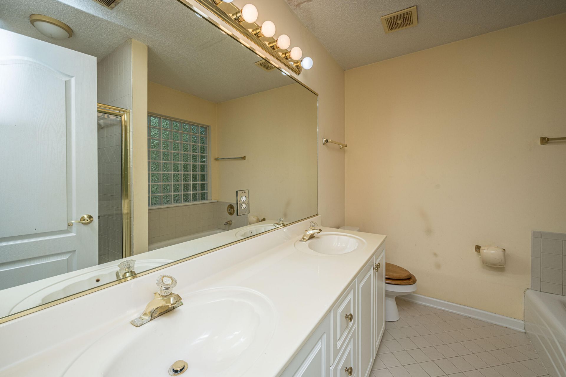 2 Latham Circle Photo 8