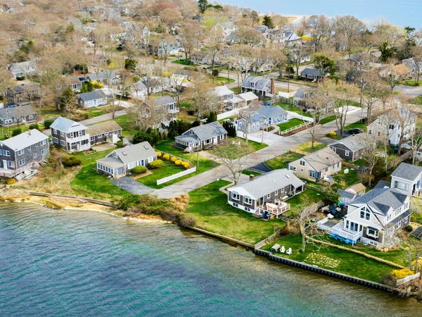 8 Providence Street , Teaticket, MA 02536