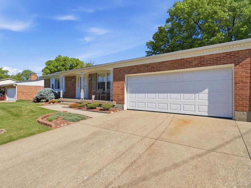 6208 Kingoak Drive, Green Township, OH 45248 Photo 2