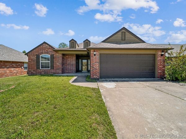 1810 Walnut Hill Lane , Claremore, OK 74019