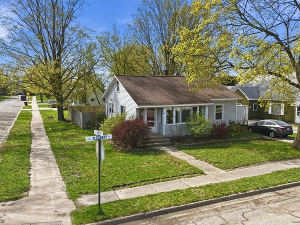 109 Pleasant Street NW, Sparta, MI 49345