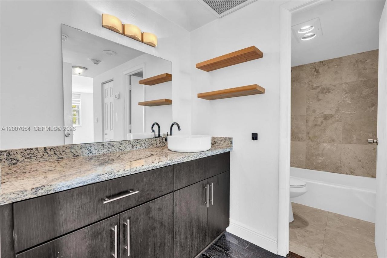 500 Bayview Dr , Unit 228, Sunny Isles Beach, FL 33160 Photo