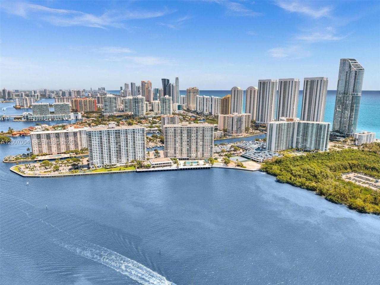 500 Bayview Dr , Unit 228, Sunny Isles Beach, FL 33160 Photo