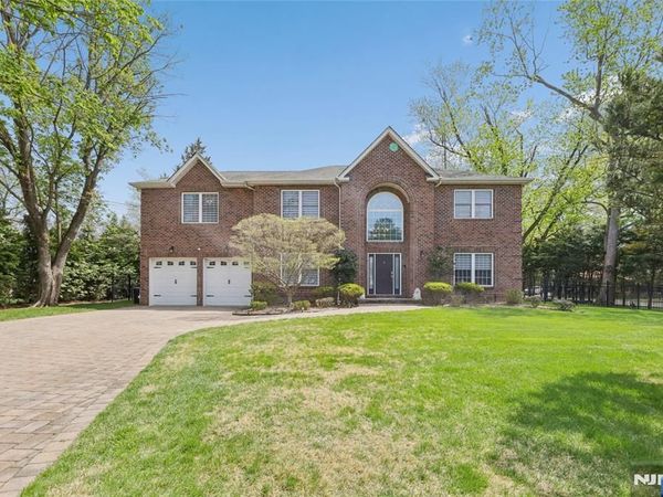 4 Leoson Parkway, OLD TAPPAN, NJ 07675