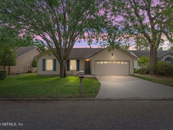 1729 CHANDELIER Circle E, Jacksonville, FL 32225