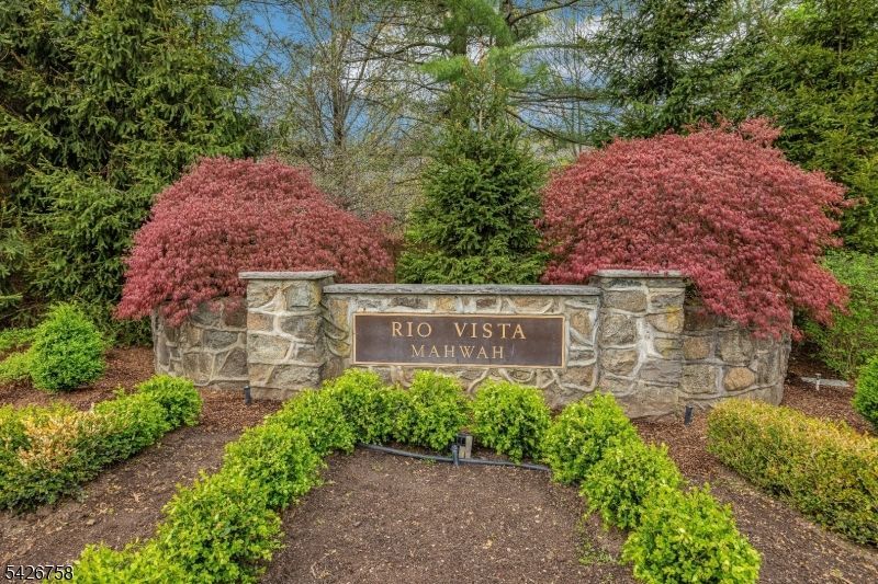 2 Crocker Mansion Dr, Mahwah, NJ 07430 Main Photo