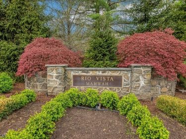 2 Crocker Mansion Dr, Mahwah, NJ 07430