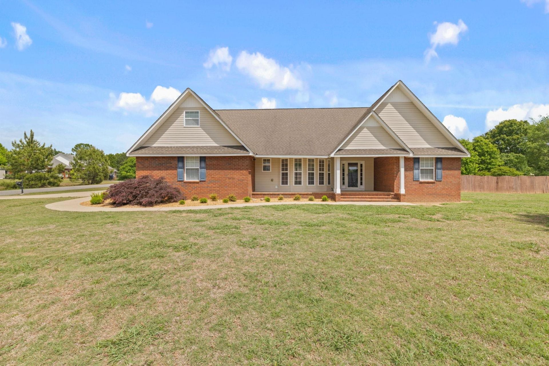 690 Cloverleaf Cir, Killen, AL 35645 Main Photo