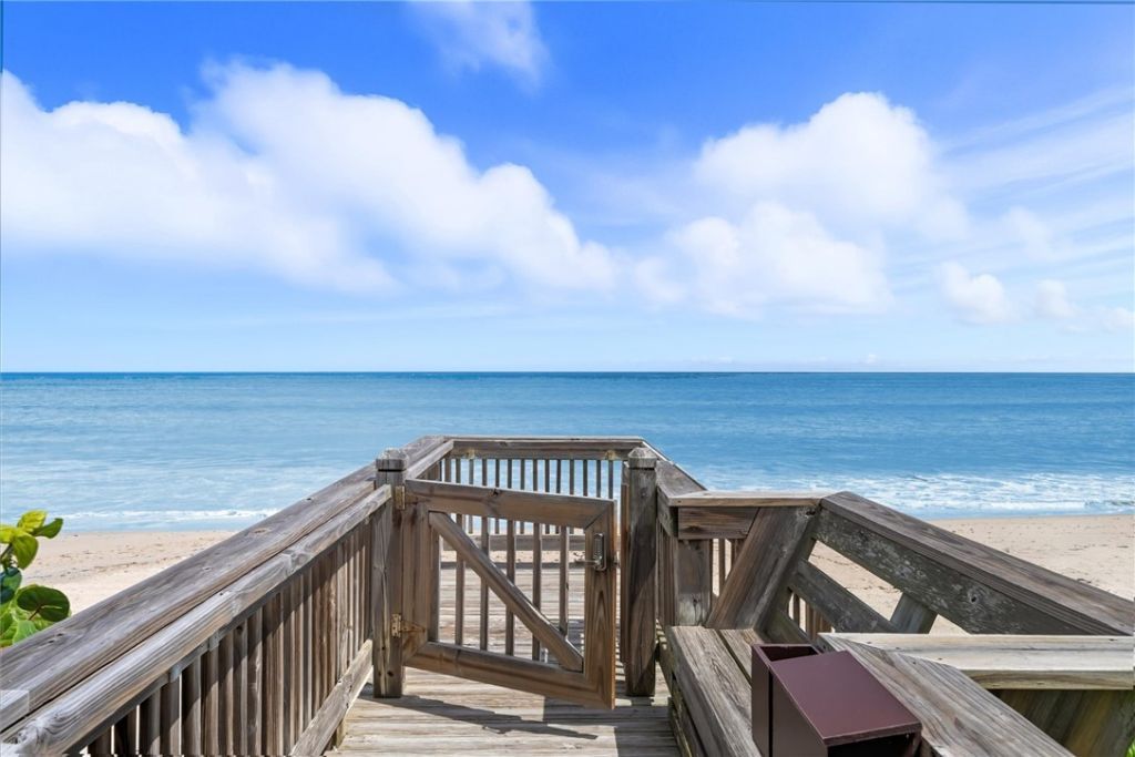 8866 S Sea Oaks Way, Unit 202, Vero Beach, FL 32963 Photo