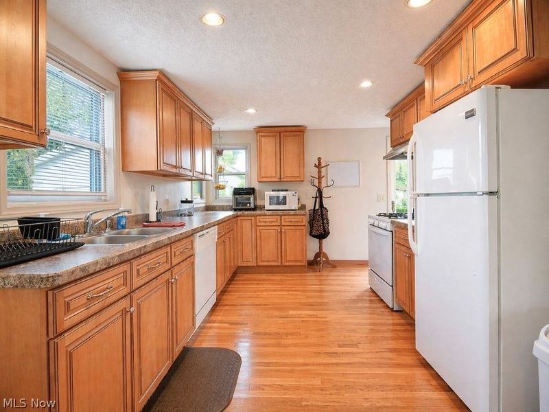 307 Hilltop Drive, Chardon, OH 44024 Photo 3