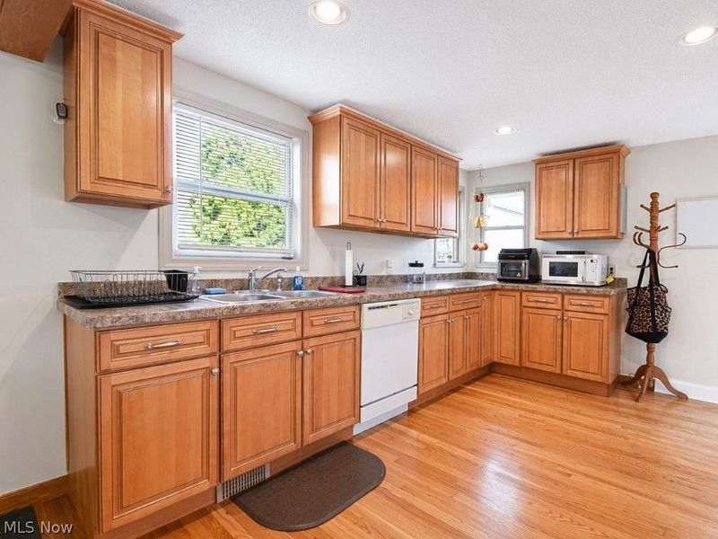 307 Hilltop Drive, Chardon, OH 44024 Photo 4