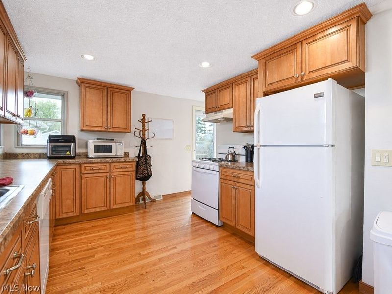 307 Hilltop Drive, Chardon, OH 44024 Photo 5