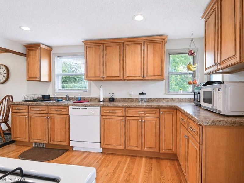 307 Hilltop Drive, Chardon, OH 44024 Photo 6