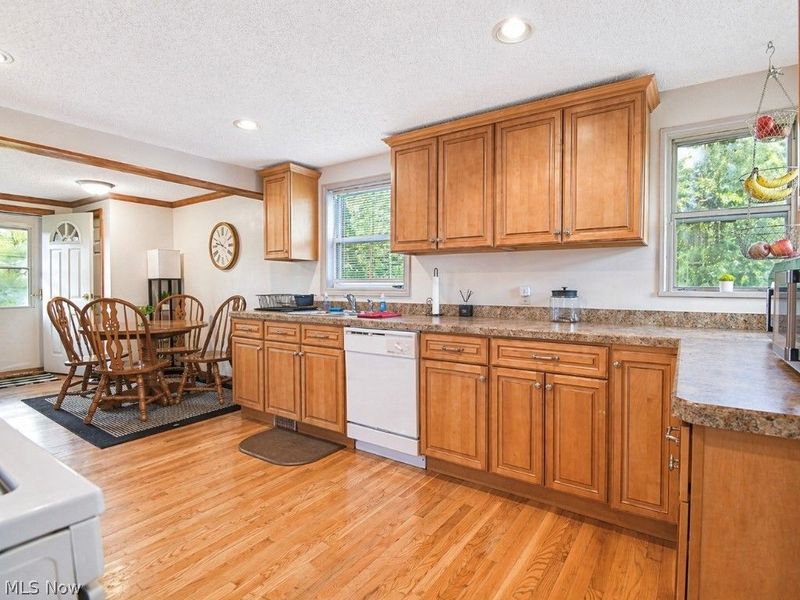 307 Hilltop Drive, Chardon, OH 44024 Photo 7