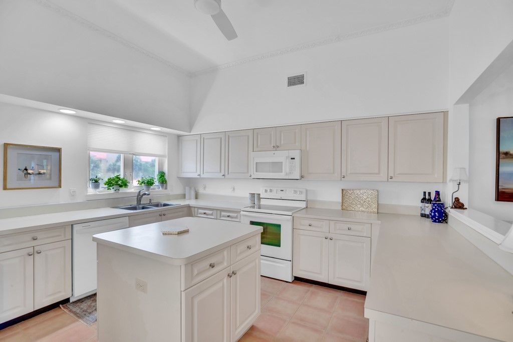 5020 Harmony Circle, Unit 201, Vero Beach, FL 32967 Photo