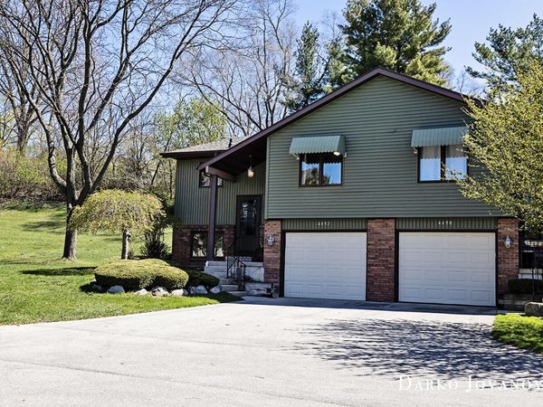 4492 North Valley Drive NE, Grand Rapids, MI 49525