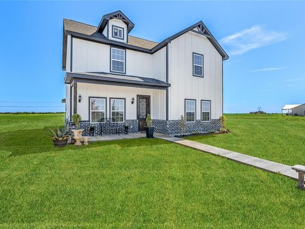 505 Farmer Road , Ennis, TX 75119