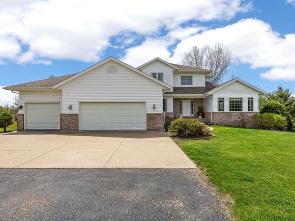 2823 120th Street NE, Swisher, IA 52338