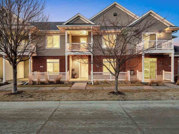 482 Charlotte Ln, Iowa City, IA 52245