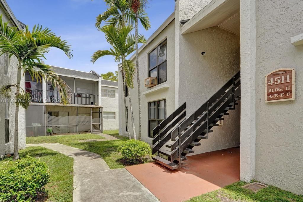 4511 Treehouse Ln, Unit B, Tamarac, FL 33319 Main Photo