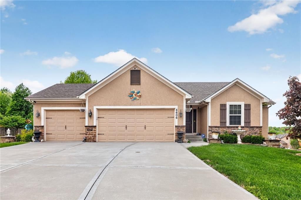8606 N Utica Court, Kansas City, MO 64153 Main Photo