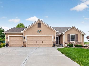 8606 N Utica Court, Kansas City, MO 64153