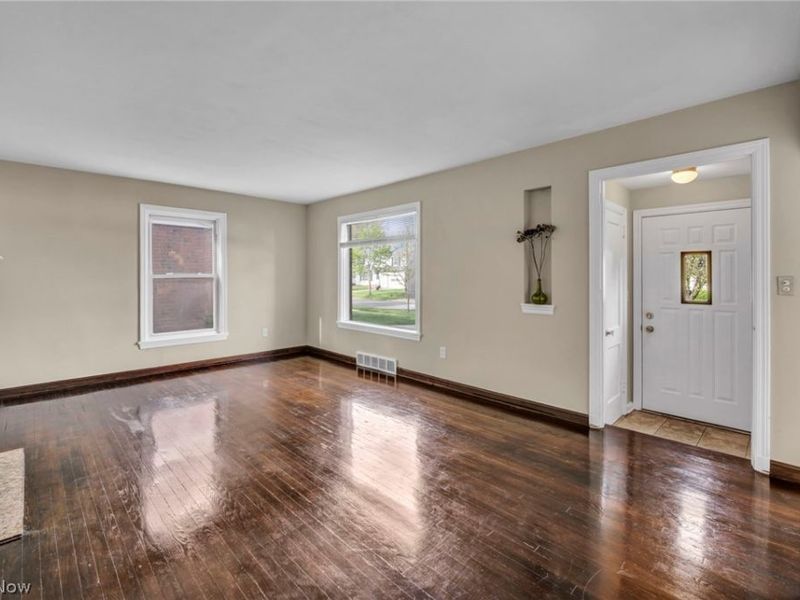 1371 Cranover Road, Lyndhurst, OH 44124 Photo 3