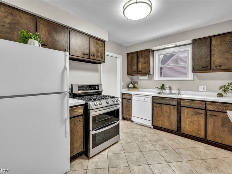 1371 Cranover Road, Lyndhurst, OH 44124 Photo 9