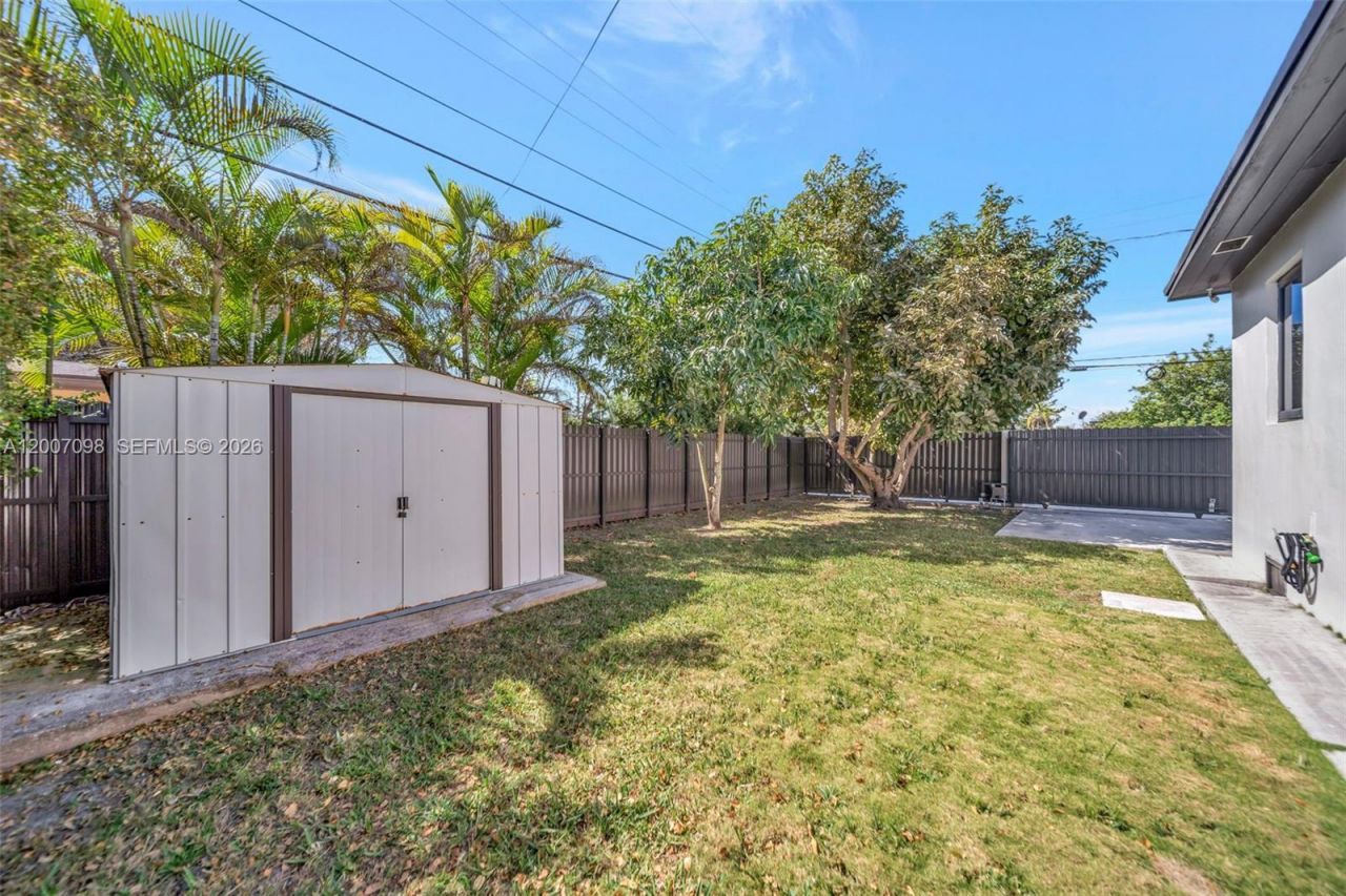 7470 SW 37th St , Miami, FL 33155 Photo