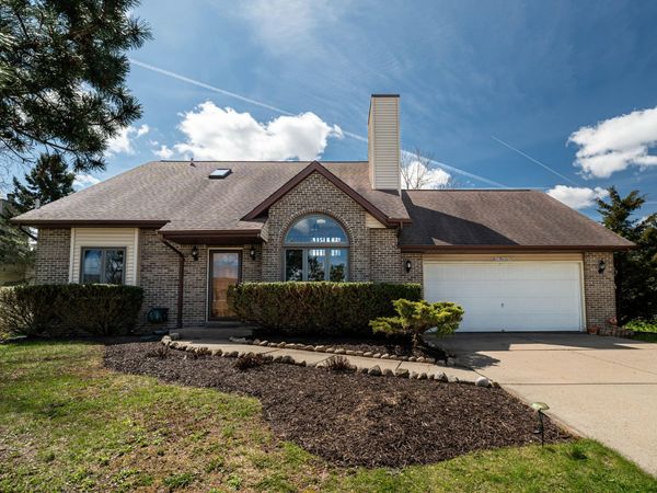 N75W23419 N Ridgeview Cir, Sussex, WI 53089
