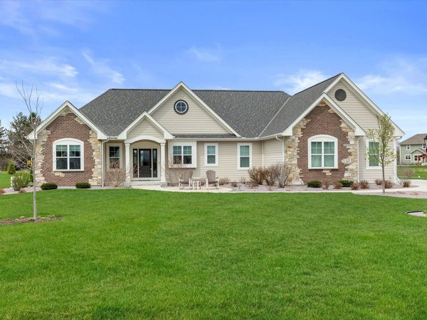 W279N8379 Hunter Ct, Hartland, WI 53029