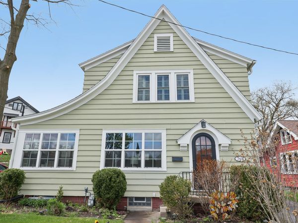 208 Oakland Ave, Waukesha, WI 53186