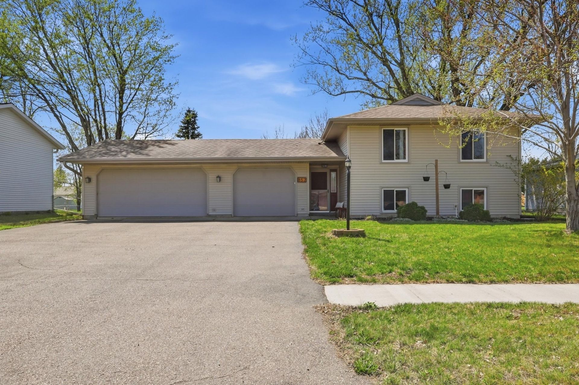 852 Cortland Drive , Apple Valley, MN 55124