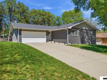 6424 Deerwood Drive , Lincoln, NE 68516