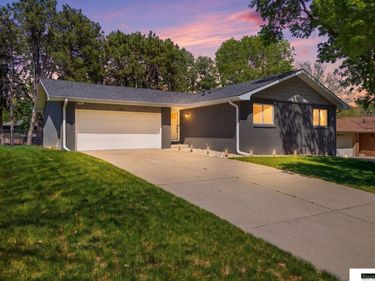 6424 Deerwood Drive, Lincoln, NE 68516