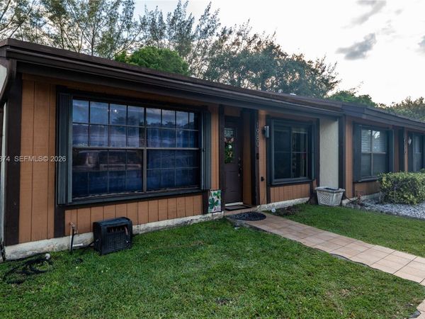 1980 Seagrape Ave , Pembroke Pines, FL 33026