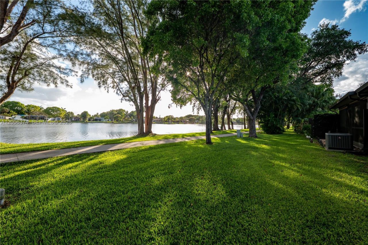 1980 Seagrape Ave, Pembroke Pines, FL 33026 Photo