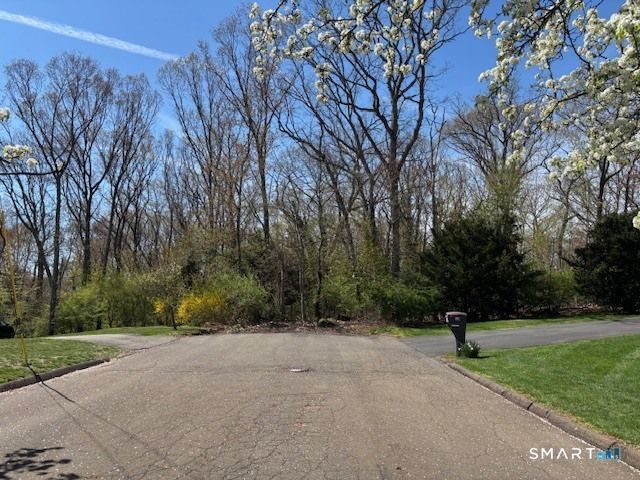 27 Falcon Crest, North Haven, CT 06473 Main Photo