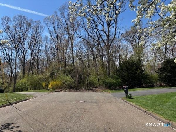 27 Falcon Crest, North Haven, CT 06473